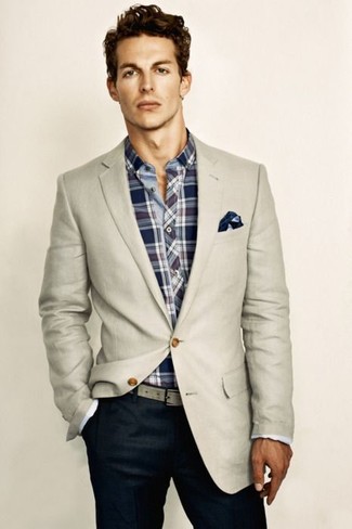 Come indossare e abbinare un blazer beige per un uomo di 30 anni: Mostra il tuo stile in un blazer beige con chino blu scuro per un look da sfoggiare sul lavoro.