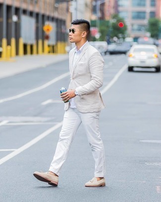Look alla moda per uomo: Blazer beige, Camicia a maniche lunghe bianca, Chino bianchi, Mocassini con nappine in pelle scamosciata beige