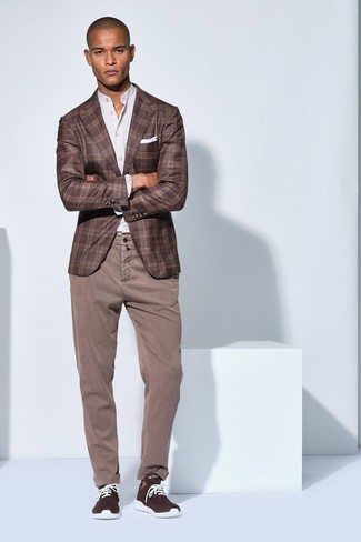 Look alla moda per uomo: Blazer scozzese marrone, Camicia a maniche lunghe bianca, Chino marrone chiaro, Scarpe sportive marrone scuro