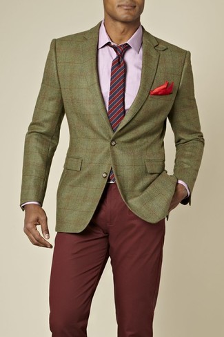 Come indossare e abbinare un fazzoletto da taschino rosso in estate 2024: Prova a combinare un blazer scozzese verde oliva con un fazzoletto da taschino rosso per un outfit rilassato ma alla moda. Con quest'outfit estivo non puoi sbagliare, garantito.