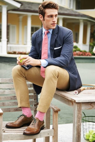Come indossare e abbinare una cravatta a pois rosa in modo smart-casual: Potresti indossare un blazer di cotone blu scuro e una cravatta a pois rosa come un vero gentiluomo. Completa questo look con un paio di scarpe brogue in pelle marroni.