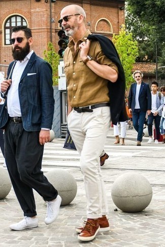 Come indossare e abbinare un blazer per un uomo di 50 anni in modo smart-casual: Punta su un blazer e chino bianchi per un look davvero alla moda. Per un look più rilassato, opta per un paio di sneakers basse in pelle terracotta.