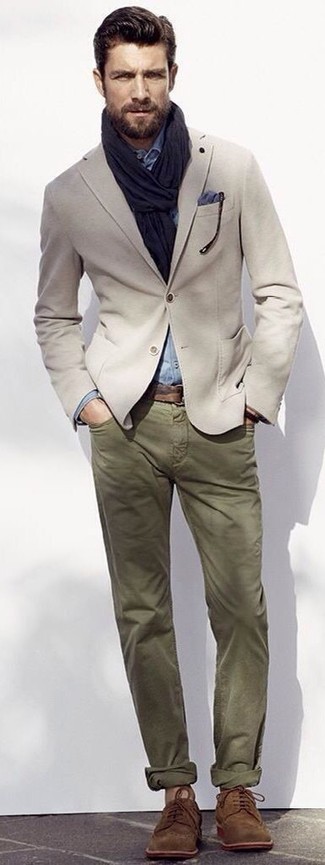 Quale chino indossare con un blazer beige per un uomo di 30 anni in modo smart-casual: Scegli un blazer beige e chino per un look davvero alla moda. Sfodera il gusto per le calzature di lusso e calza un paio di scarpe derby in pelle scamosciata marroni.
