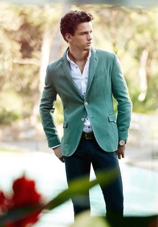 Come indossare e abbinare un blazer verde in primavera 2024 in modo smart-casual: Prova ad abbinare un blazer verde con chino blu scuro se preferisci uno stile ordinato e alla moda. Un look stupendo per essere molto elegante e trendy anche durante la stagione transitoria.