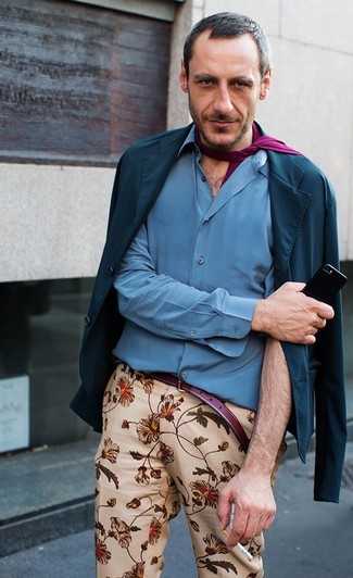 Come indossare e abbinare una sciarpa melanzana scuro per un uomo di 40 anni in primavera 2024: Mostra il tuo stile in un blazer di cotone blu scuro con una sciarpa melanzana scuro per un'atmosfera casual-cool. Una buona scelta per tuo look primaverile!