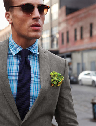 Come indossare e abbinare un fazzoletto da taschino lime per un uomo di 30 anni: Opta per un blazer grigio e un fazzoletto da taschino lime per un outfit rilassato ma alla moda.