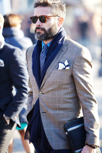 Come indossare e abbinare un blazer scozzese marrone quando fa caldo in modo smart-casual: Opta per un blazer scozzese marrone e una camicia a maniche lunghe in chambray blu, perfetto per il lavoro.