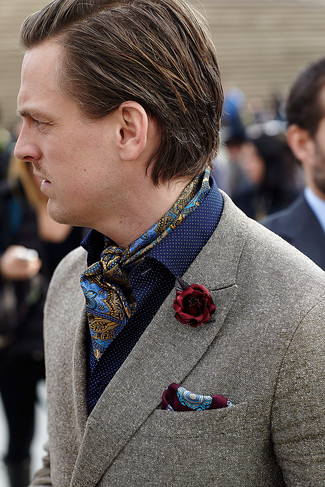 Come indossare e abbinare una sciarpa di seta stampata blu quando fa caldo in modo smart-casual: Punta su un blazer di lana grigio e una sciarpa di seta stampata blu per un'atmosfera casual-cool.