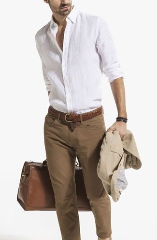 Quale jeans aderenti indossare con una camicia a maniche lunghe bianca per un uomo di 30 anni: Abbina una camicia a maniche lunghe bianca con jeans aderenti per un look spensierato e alla moda.