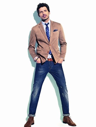 Come indossare e abbinare jeans aderenti blu scuro per un uomo di 30 anni: Abbina un blazer di cotone marrone con jeans aderenti blu scuro per un look comfy-casual. Chukka in pelle scamosciata marrone scuro sono una valida scelta per completare il look.