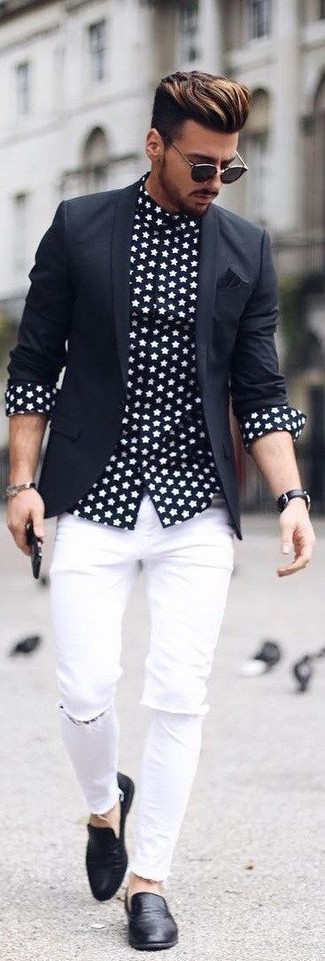 Come indossare e abbinare un blazer nero con jeans bianchi in estate 2024 in modo casual: Abbina un blazer nero con jeans bianchi per una sensazione di semplicità e spensieratezza. Sfodera il gusto per le calzature di lusso e scegli un paio di mocassini eleganti in pelle neri come calzature. Ecco una eccellente idea per creare uno splendido outfit estivo.