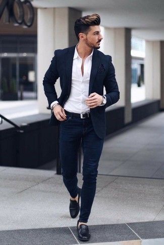 Quale mocassini eleganti indossare con un blazer blu scuro per un uomo di 20 anni quando fa caldo: Potresti abbinare un blazer blu scuro con jeans aderenti blu scuro per un look trendy e alla mano. Mettiti un paio di mocassini eleganti per mettere in mostra il tuo gusto per le scarpe di alta moda.
