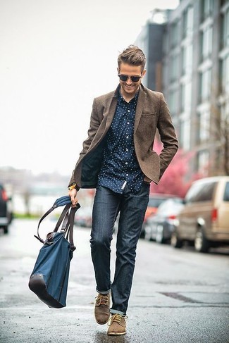 Quale jeans indossare con un blazer marrone quando fa caldo: Scegli un blazer marrone e jeans per un look trendy e alla mano. Scegli un paio di scarpe derby in pelle scamosciata marroni come calzature per dare un tocco classico al completo.