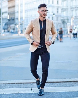 Come indossare e abbinare jeans aderenti blu per un uomo di 30 anni: Prova a combinare un blazer beige con jeans aderenti blu per un look trendy e alla mano. Sfodera il gusto per le calzature di lusso e calza un paio di mocassini con nappine in pelle blu scuro.