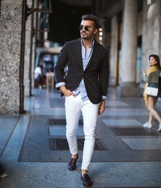 Come indossare e abbinare jeans aderenti bianchi con mocassini eleganti in pelle marroni in modo smart-casual: Abbina un blazer nero con jeans aderenti bianchi per un look trendy e alla mano. Scegli un paio di mocassini eleganti in pelle marroni per un tocco virile.