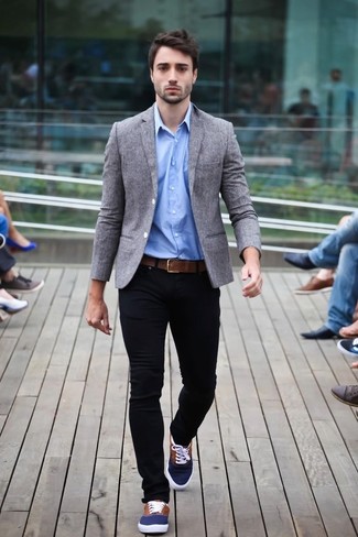 Quale jeans indossare con un blazer grigio in modo casual: Prova a combinare un blazer grigio con jeans per vestirti casual. Sneakers basse di tela blu scuro renderanno il tuo look davvero alla moda.