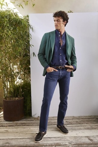 Come indossare e abbinare una cintura con borchie: Mostra il tuo stile in un blazer verde scuro con una cintura con borchie per un look comfy-casual. Mettiti un paio di scarpe da barca in pelle nere per un tocco virile.