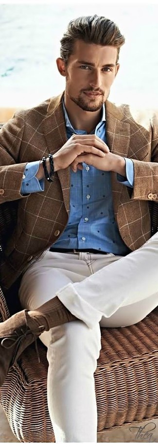 Quale chukka indossare con una camicia a maniche lunghe blu scuro e bianca per un uomo di 30 anni quando fa caldo: Abbina una camicia a maniche lunghe blu scuro e bianca con jeans beige per affrontare con facilità la tua giornata. Perfeziona questo look con un paio di chukka.