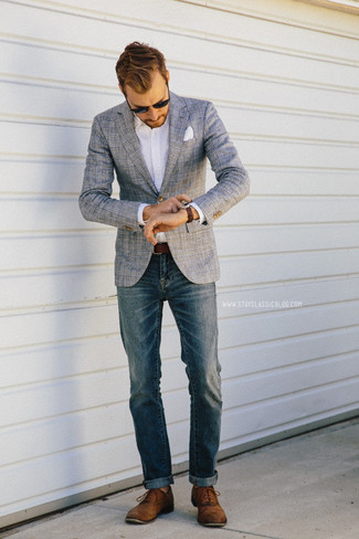 Come indossare e abbinare un blazer scozzese grigio con jeans blu in modo smart-casual: Per creare un adatto a un pranzo con gli amici nel weekend metti un blazer scozzese grigio e jeans blu. Prova con un paio di scarpe oxford in pelle marroni per dare un tocco classico al completo.