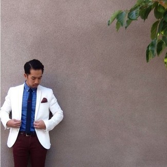 Come indossare e abbinare una cravatta blu scuro per un uomo di 30 anni in estate 2024: Scegli un outfit composto da un blazer bianco e una cravatta blu scuro per un look elegante e di classe. Ecco un outfit fantastico per l’estate.