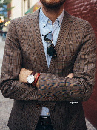 Come indossare e abbinare un blazer scozzese marrone con jeans blu scuro in modo smart-casual: Potresti abbinare un blazer scozzese marrone con jeans blu scuro per un look trendy e alla mano.