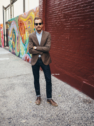 Come indossare e abbinare un blazer con scarpe brogue per un uomo di 30 anni quando fa caldo in modo smart-casual: Scegli un blazer e jeans blu scuro per vestirti casual. Un bel paio di scarpe brogue è un modo semplice di impreziosire il tuo look.