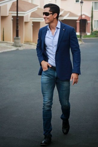 Come indossare e abbinare jeans con scarpe oxford in estate 2024: Indossa un blazer blu scuro con jeans per un abbigliamento elegante ma casual. Scegli uno stile classico per le calzature e opta per un paio di scarpe oxford. È splendida scelta per tuo look estivo!