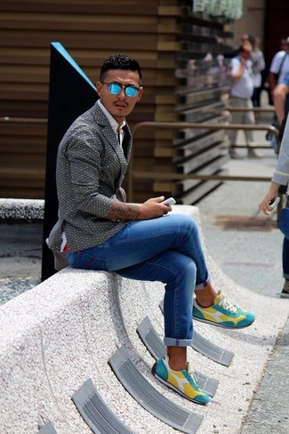 Come indossare e abbinare sneakers gialle per un uomo di 30 anni: Coniuga un blazer stampato grigio con jeans blu per un outfit comodo ma studiato con cura. Vuoi osare? Completa il tuo look con un paio di sneakers gialle.