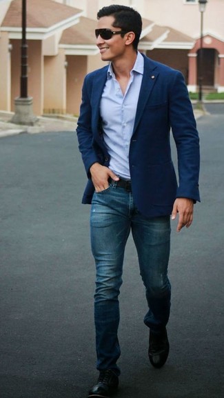 Come indossare e abbinare un blazer blu scuro con scarpe oxford in pelle nere: Scegli un blazer blu scuro e jeans blu per essere elegante ma non troppo formale. Ti senti creativo? Completa il tuo outfit con un paio di scarpe oxford in pelle nere.