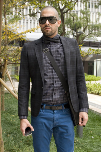 Quale blazer indossare con una camicia a maniche lunghe grigio scuro: Opta per un blazer e una camicia a maniche lunghe grigio scuro per un look elegante ma non troppo appariscente.
