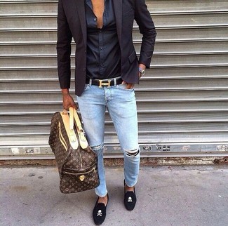 Come indossare e abbinare un borsone in pelle: Prova a combinare un blazer nero con un borsone in pelle per un look perfetto per il weekend. Perché non aggiungere un paio di mocassini eleganti in pelle scamosciata ricamati neri per un tocco di stile in più?