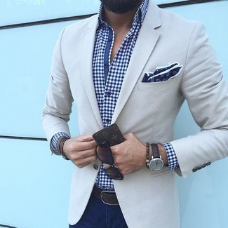 Come indossare e abbinare un fazzoletto da taschino con stampa cachemire blu scuro in modo smart-casual: Opta per il comfort in un blazer grigio e un fazzoletto da taschino con stampa cachemire blu scuro.