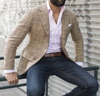 Come indossare e abbinare un blazer scozzese beige: Potresti indossare un blazer scozzese beige e jeans blu scuro per un look trendy e alla mano.