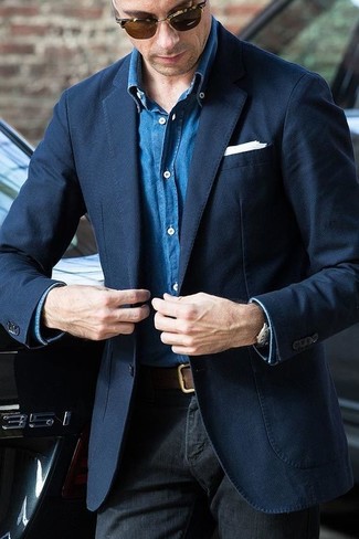 Come indossare e abbinare una camicia a maniche lunghe blu con un blazer blu scuro quando fa caldo: Potresti indossare un blazer blu scuro e una camicia a maniche lunghe blu per un abbigliamento elegante ma casual.
