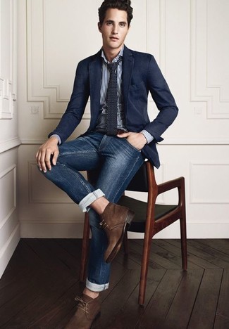 Come indossare e abbinare chukka per un uomo di 30 anni in estate 2024: Potresti indossare un blazer blu scuro e jeans blu scuro per un drink dopo il lavoro. Chukka sono una validissima scelta per completare il look. Una eccellente scelta per essere cool e perfettamente alla moda anche durante la stagione estiva.
