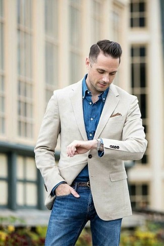 Come indossare e abbinare un blazer marrone chiaro con jeans blu: Potresti combinare un blazer beige con jeans blu se preferisci uno stile ordinato e alla moda.