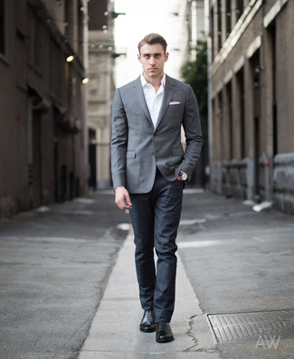 Come indossare e abbinare un blazer argento per un uomo di 20 anni in modo smart-casual: Indossa un blazer argento con jeans blu scuro, perfetto per il lavoro. Opta per un paio di scarpe oxford in pelle nere per dare un tocco classico al completo.
