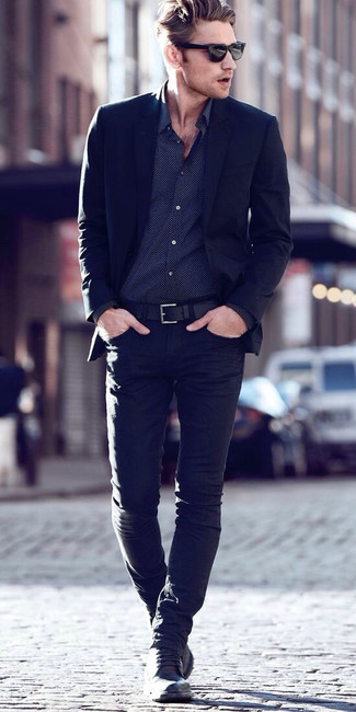 Come indossare e abbinare una camicia a maniche lunghe nera in autunno 2024 in modo smart-casual: Scegli un blazer nero e jeans neri per un look da sfoggiare sul lavoro. Perfeziona questo look con un paio di stivali casual in pelle neri.