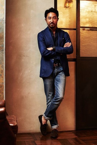 Come indossare e abbinare un blazer a righe verticali blu con jeans blu scuro: Combina un blazer a righe verticali blu con jeans blu scuro per vestirti casual. Completa questo look con un paio di mocassini driving in pelle scamosciata marrone scuro.