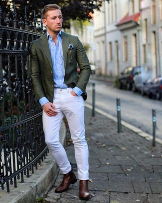 Quale jeans indossare con un blazer verde oliva per un uomo di 30 anni quando fa caldo: Scegli un blazer verde oliva e jeans per essere elegante ma non troppo formale. Perché non aggiungere un paio di stivali chelsea in pelle marrone scuro per un tocco di stile in più?