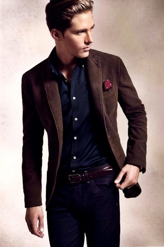 Come indossare e abbinare un blazer marrone scuro con jeans blu in modo smart-casual: Mostra il tuo stile in un blazer marrone scuro con jeans blu per un look da sfoggiare sul lavoro.