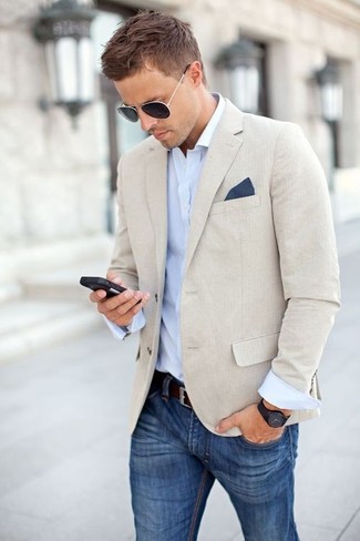 Come indossare e abbinare un blazer di lino beige per un uomo di 30 anni: Potresti combinare un blazer di lino beige con jeans blu per un drink dopo il lavoro.