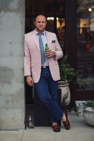 Quale jeans indossare con mocassini eleganti terracotta: Punta su un blazer rosa e jeans per essere elegante ma non troppo formale. Impreziosisci il tuo outfit con un paio di mocassini eleganti terracotta.