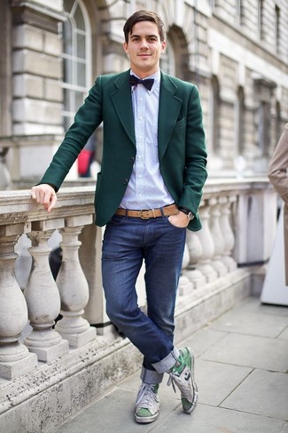 Come indossare e abbinare un blazer verde oliva con jeans blu scuro in modo casual: Indossa un blazer verde oliva e jeans blu scuro se cerchi uno stile ordinato e alla moda. Sneakers alte bianche e verdi creeranno un piacevole contrasto con il resto del look.