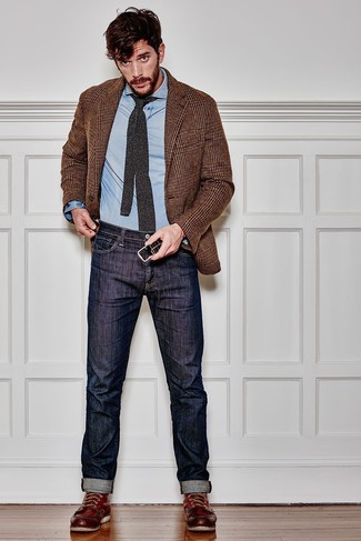 Come indossare e abbinare jeans blu scuro con una camicia a maniche lunghe in chambray azzurra: Prova ad abbinare una camicia a maniche lunghe in chambray azzurra con jeans blu scuro per un look semplice, da indossare ogni giorno. Per un look più rilassato, mettiti un paio di stivali da lavoro in pelle bordeaux.