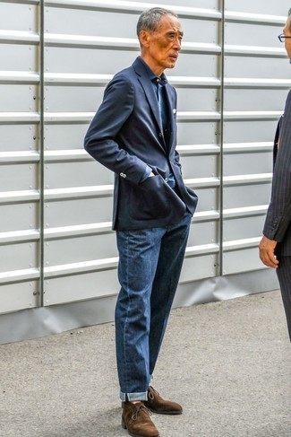 Quale blazer indossare con jeans blu per un uomo di 60 anni in primavera 2025: Potresti combinare un blazer con jeans blu per un abbigliamento elegante ma casual. Chukka in pelle scamosciata marrone scuro sono una gradevolissima scelta per completare il look. Un outfit fantastico per essere più cool e alla moda anche in primavera.