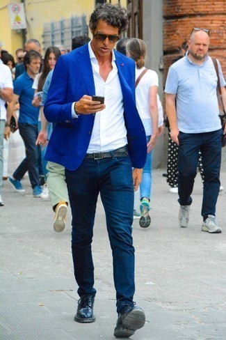 Come indossare e abbinare un blazer blu per un uomo di 30 anni in estate 2024 in modo smart-casual: Prova ad abbinare un blazer blu con jeans blu scuro per un abbigliamento elegante ma casual. Calza un paio di scarpe derby in pelle nere per dare un tocco classico al completo. Questo è il look indispensabile per questa estate.