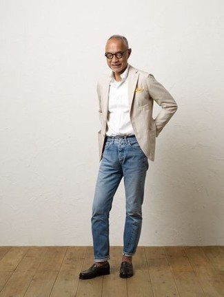 Come indossare e abbinare jeans con un blazer per un uomo di 60 anni: Potresti abbinare un blazer con jeans, perfetto per il lavoro. Mettiti un paio di mocassini eleganti in pelle neri per mettere in mostra il tuo gusto per le scarpe di alta moda.
