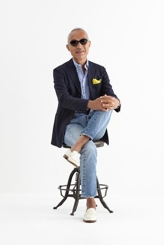 Quale mocassini eleganti indossare con jeans azzurri per un uomo di 50 anni in modo smart-casual: Abbina un blazer blu scuro con jeans azzurri, perfetto per il lavoro. Opta per un paio di mocassini eleganti per mettere in mostra il tuo gusto per le scarpe di alta moda.