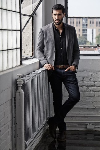Quale jeans indossare con chukka marroni in modo smart-casual: Vestiti con un blazer grigio e jeans per un abbigliamento elegante ma casual. Ispirati all'eleganza di Luca Argentero e completa il tuo look con un paio di chukka marroni.